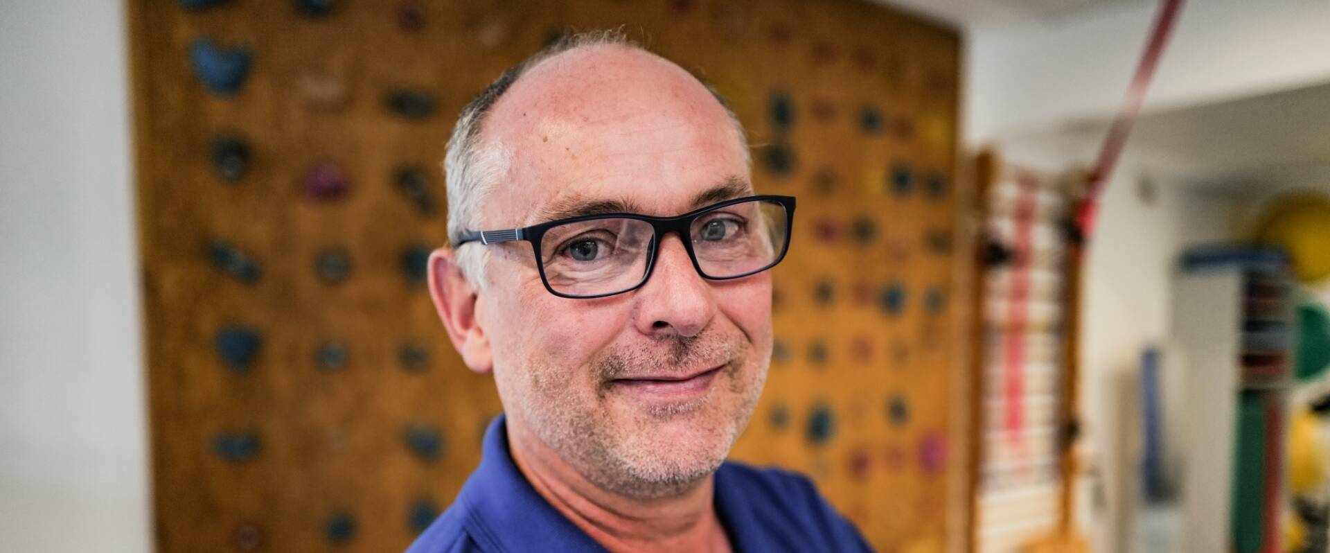 Physiotherapeut mit Brille