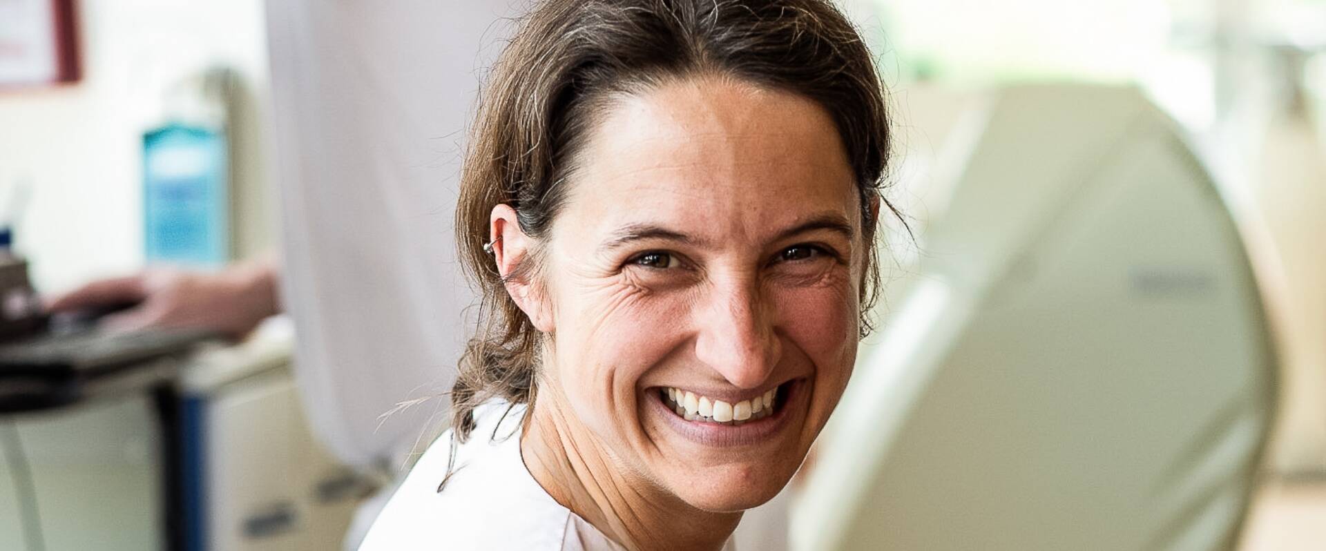 Lachende Physiotherapeutin